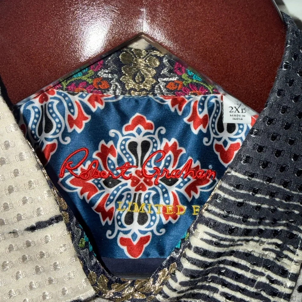 Robert Graham Abstract Black and White Shirt with Vibrant Lion Design - Picture 8 of 12